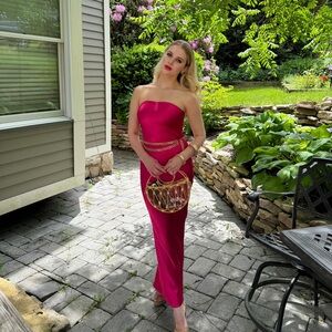 This is a beautiful silk dress wore to wedding. Size 4 it fits like 2.